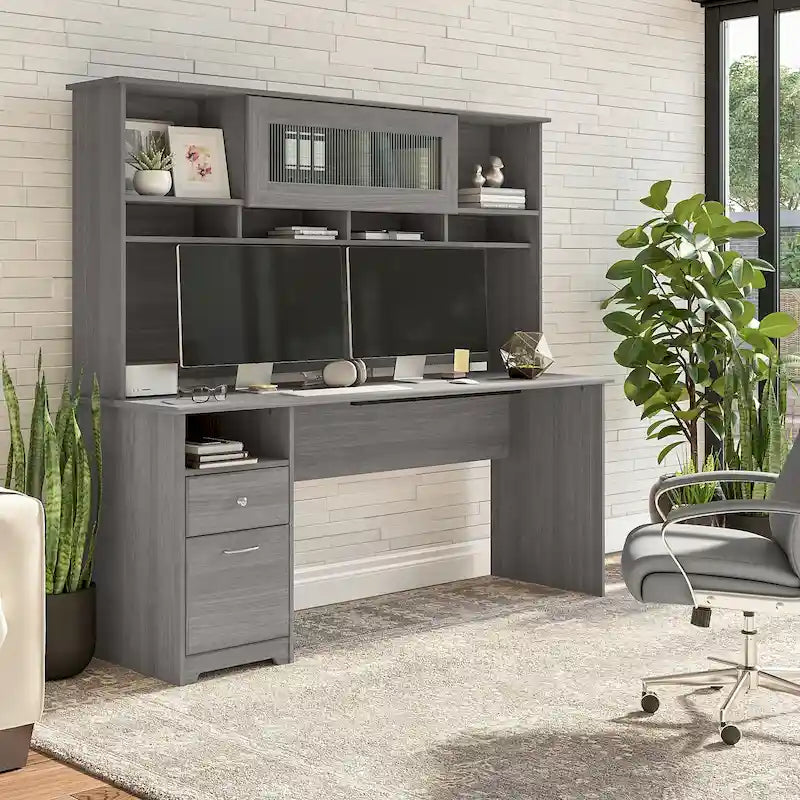 Bureau informatique avec étagère et tiroirs.
