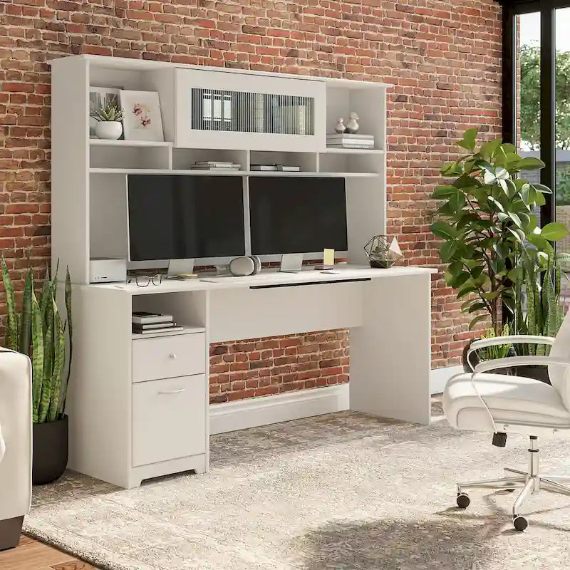 Bureau informatique avec étagère et tiroirs.