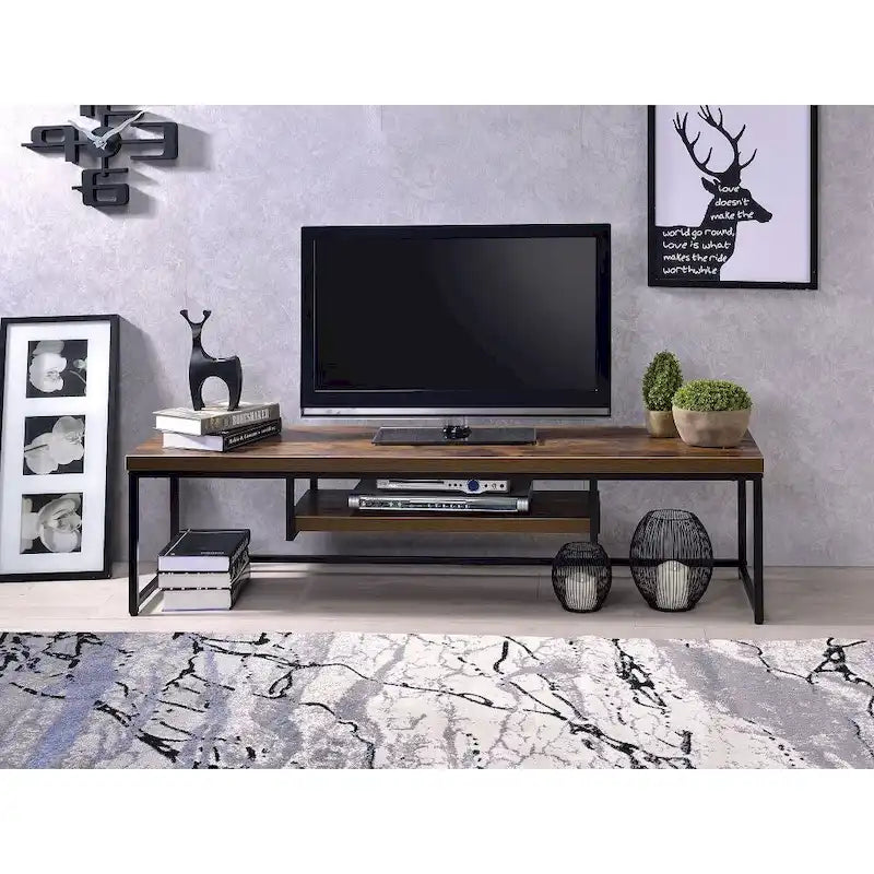 Meuble TV style industriel en chêne avec étagère de rangement et pieds en métal pour salon