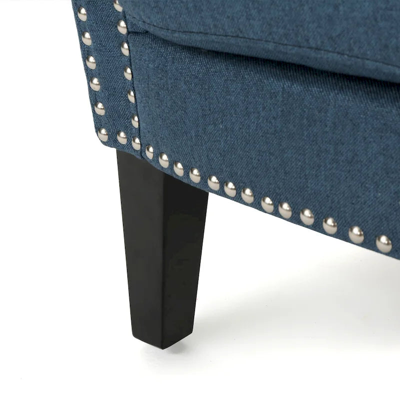 Fauteuil club moderne à oreilles, orné de détails cloutés