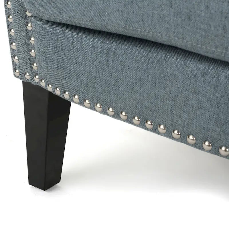 Fauteuil club moderne à oreilles, orné de détails cloutés