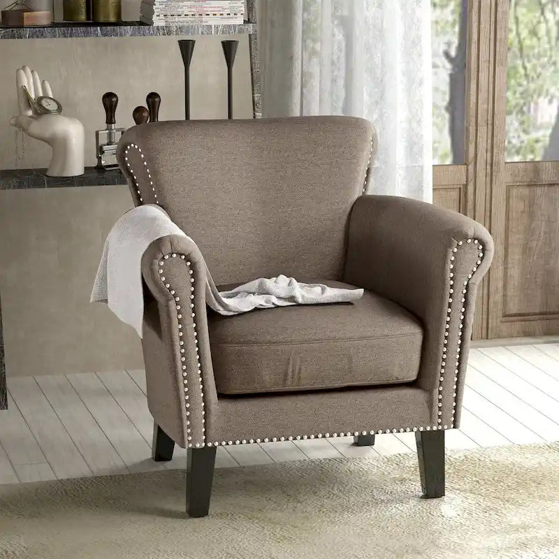 Fauteuil club moderne à oreilles, orné de détails cloutés