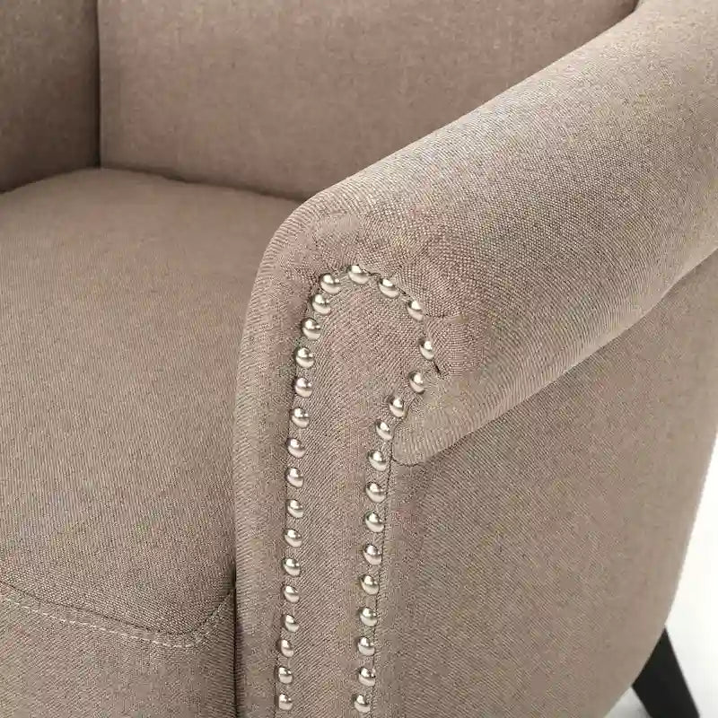 Fauteuil club moderne à oreilles, orné de détails cloutés