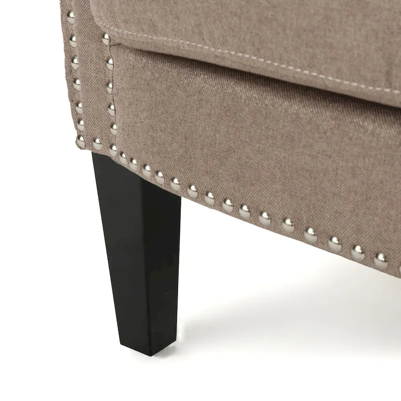 Fauteuil club moderne à oreilles, orné de détails cloutés