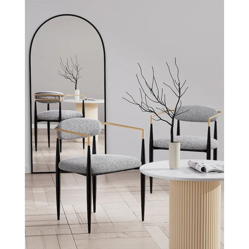Un ensemble de deux chaises de salle à manger et de fauteuils en velours modernes.