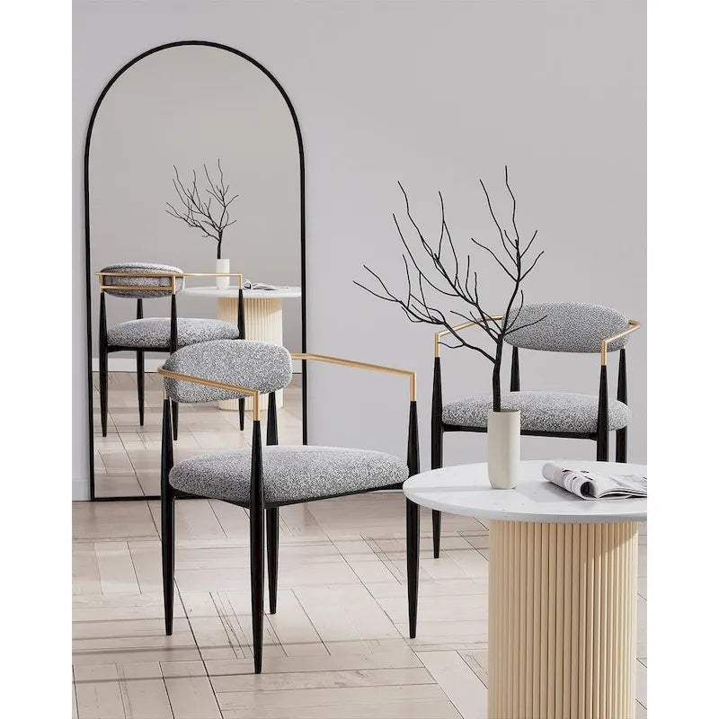 Un ensemble de deux chaises de salle à manger et de fauteuils en velours modernes.