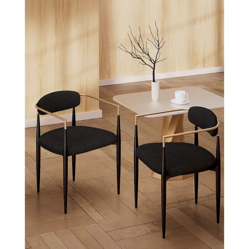 Un ensemble de deux chaises de salle à manger et de fauteuils en velours modernes.
