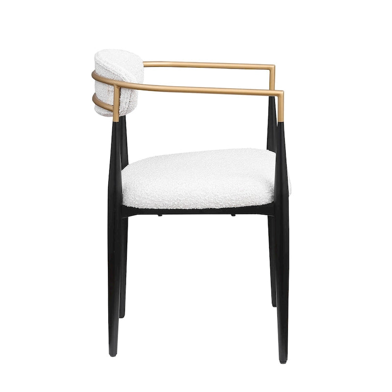 Un ensemble de deux chaises de salle à manger et de fauteuils en velours modernes.