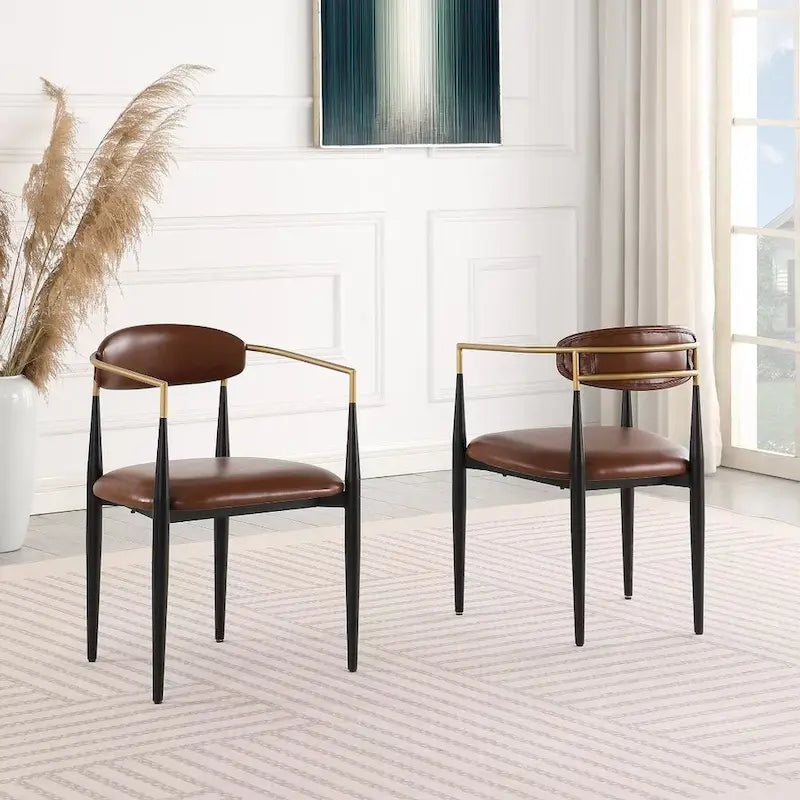 Un ensemble de deux chaises de salle à manger et de fauteuils en velours modernes.