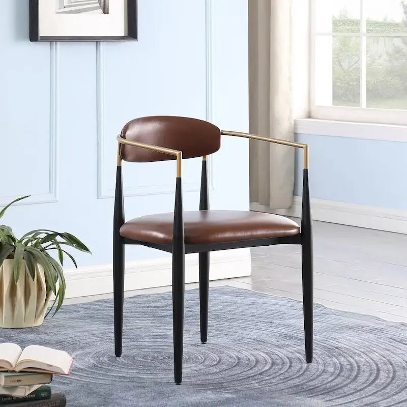 Un ensemble de deux chaises de salle à manger et de fauteuils en velours modernes.