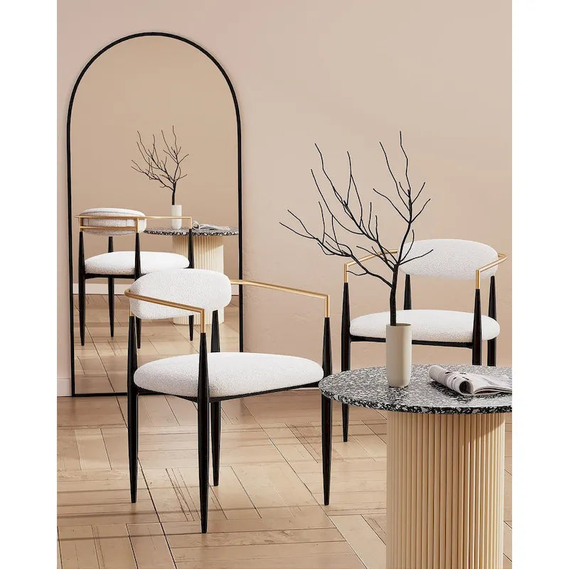 Un ensemble de deux chaises de salle à manger et de fauteuils en velours modernes.