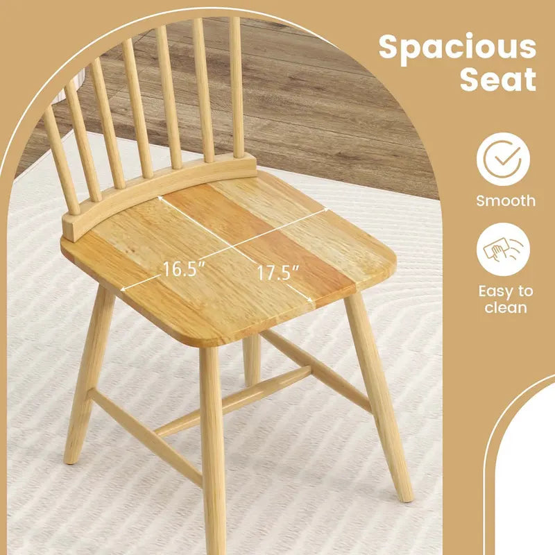 Deux chaises de salle à manger, sans accoudoirs, dossier à fuseaux, en bois massif.