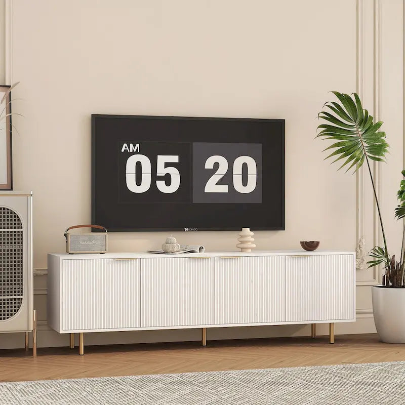 Meuble TV blanc cannelé 68 avec prise de courant, meuble de divertissement avec portes de rangement, meuble TV console média, pour téléviseurs de plus de 55 pouces