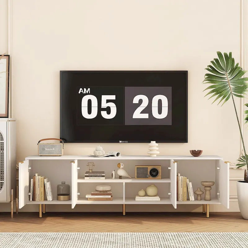 Meuble TV blanc cannelé 68 avec prise de courant, meuble de divertissement avec portes de rangement, meuble TV console média, pour téléviseurs de plus de 55 pouces