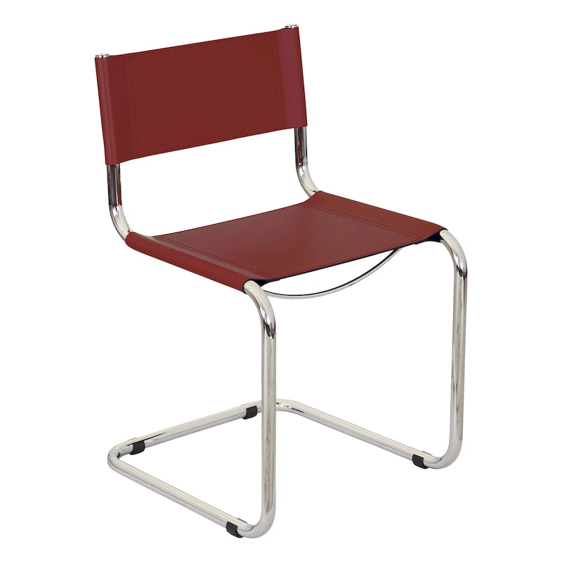 Fauteuils cantilever à structure chromée (disponibles en plusieurs coloris de similicuir).