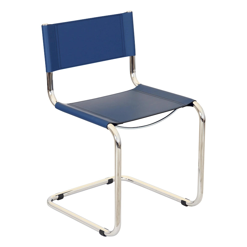 Fauteuils cantilever à structure chromée (disponibles en plusieurs coloris de similicuir).