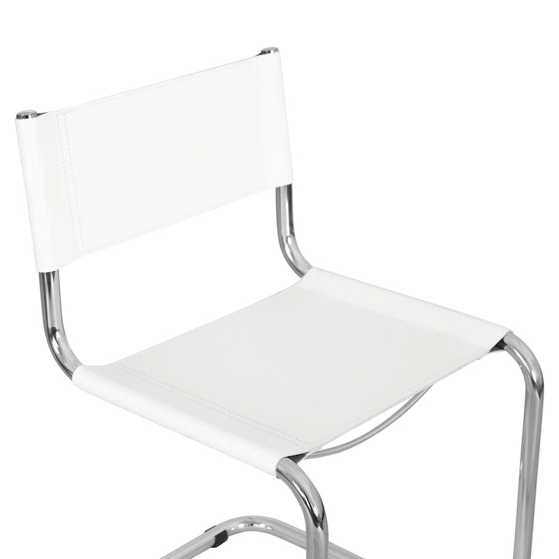 Fauteuils cantilever à structure chromée (disponibles en plusieurs coloris de similicuir).