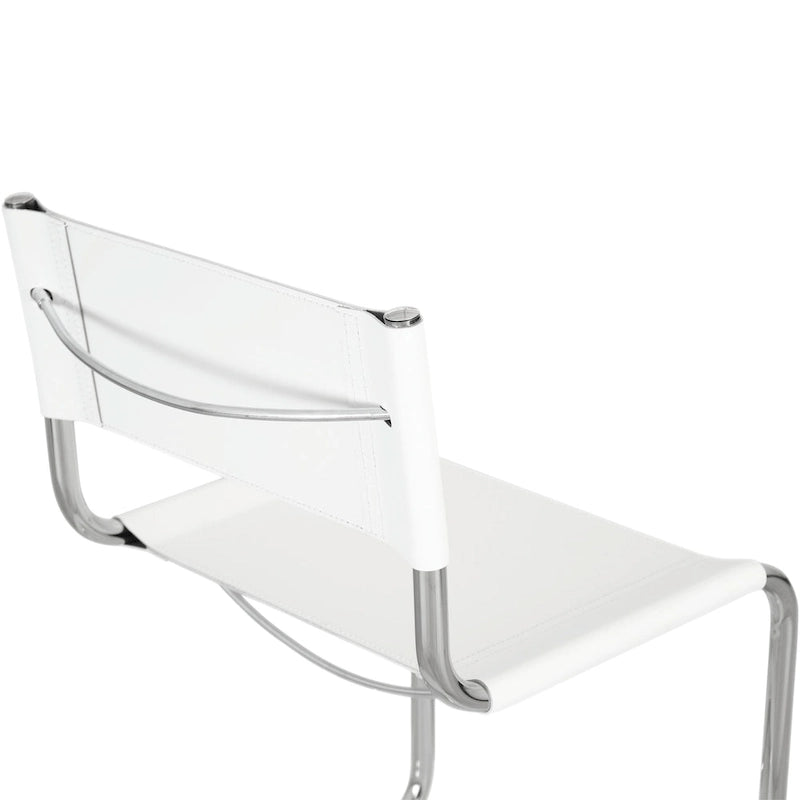 Fauteuils cantilever à structure chromée (disponibles en plusieurs coloris de similicuir).