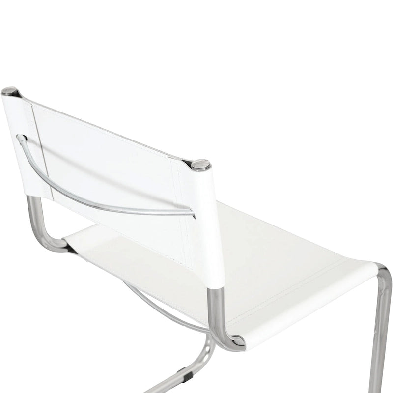 Fauteuils cantilever à structure chromée (disponibles en plusieurs coloris de similicuir).