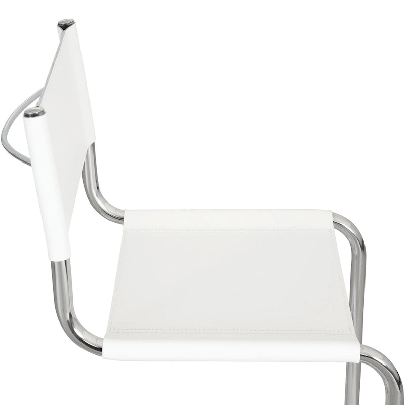 Fauteuils cantilever à structure chromée (disponibles en plusieurs coloris de similicuir).