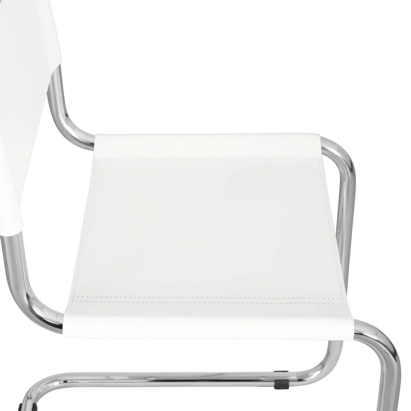 Fauteuils cantilever à structure chromée (disponibles en plusieurs coloris de similicuir).